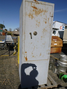 lot 1 image: Metal Safe