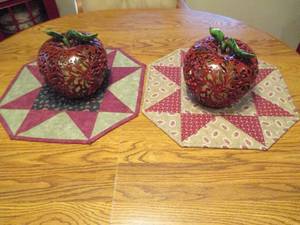 2 decorative apples on placemats wi...