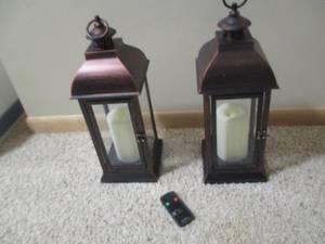 2 Battery operated lanterns with re...
