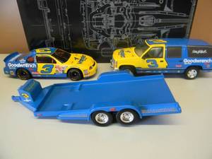 ACTION - DALE EARNHARDT GM GOODWRENCH SERVICE PLUS - WRANGLER SUBURBAN TRACKSIDE COLLECTION - COA