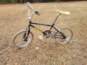 lot 221 image: Spalding Screamer Series Boys Bicycle - NO SHIPPING