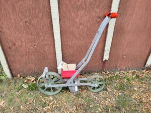 lot 239 image: Vintage Planter - Precision Garden Seeder - Model 1001B - Nice Condition - NO SHIPPING