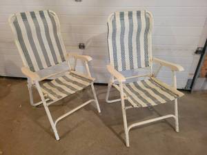 lot 192 image: (2) Folding Lawn Chairs - NO SHIPPING