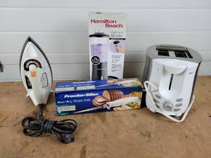 lot 250 image: Hamilton Beach Blender, Electric Knife, Oster Toaster and Iron