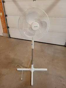 lot 180 image: Duracraft Pedestal Fan - Works - NO SHIPPING
