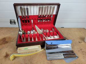 lot 188 image: Vintage Silverplated Flatware in Case