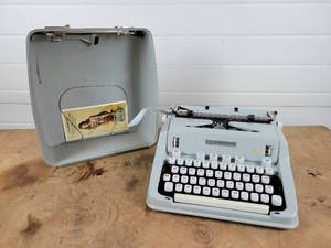 lot 269 image: Vintage HERMES 3000 Swiss Manual Typewriter