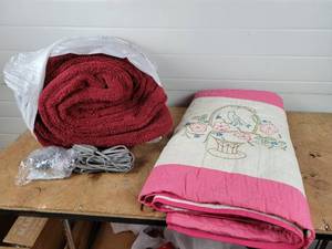 lot 278 image: Vintage Quilt, Pillows and Electric Blanket