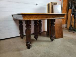 lot 137B image: Antique Dining Room Table with (7) Leaves - NO SHIPPING