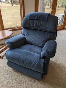 lot 128 image: LA-Z-BOY Reclining Blue Easy Chair - Pet Free, Smoke Free Home - NO SHIPPING