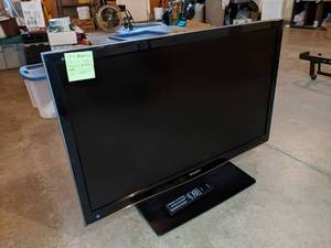 lot 162 image: SHARP 42 LCD TV - Model LC-42D64U - NO SHIPPING