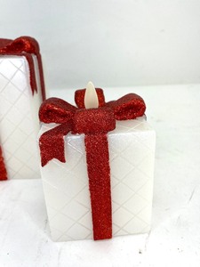 lot 422 image: 2 Martha Stewart Luminara Flameless Red and White Present Candles