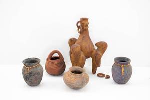 lot 398 image: 5 Pre-Columbian Style Ceramic Pottery Vessels