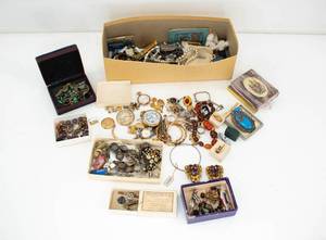 lot 402 image: Box of Costume Jewelry, Odds & Ends