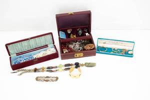lot 406 image: Large Lot of Assorted Costume Jewelry