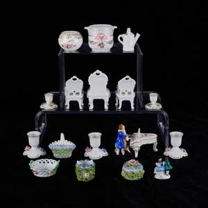 lot 115 image: 18 Small Porcelain Collectibles