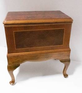 lot 48 image: Rectangular Burlwood Veneer Side Table w Pivoting Top