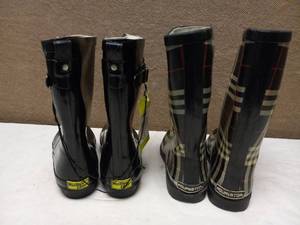 (2) PAIR OF WOMENS RUBBER BOOTS