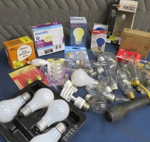LOT OF ASSORTED LIGHT BULBS