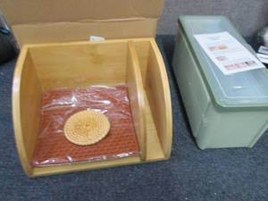 lot 235 image: Coffee Maker Organizer, Ice Cube Tr...