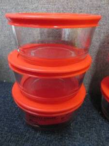 lot 371 image: Pyrex Red Storage Round Dish with D...