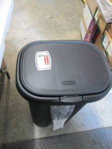 lot 387 image: Rubbermaid Touch Top 13 Gallon Wast...