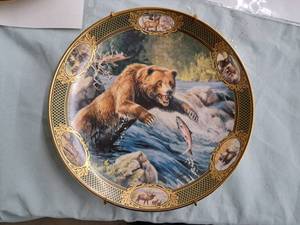 lot 609 image: Grizzly Bear by Don Kloetzke Limited Edition Collectors Plate