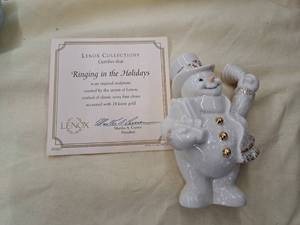 lot 690 image: Ringing in the Holidays Collectors Sculpture