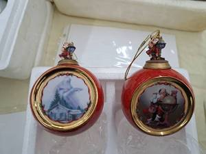 lot 695 image: Lot of (2) Santas Christmas List and Santa Consulting Globe Collectors Ornaments