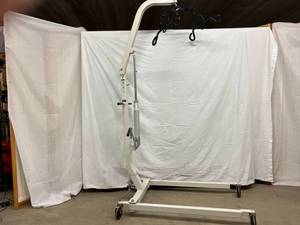 MSRP $1900 Top Of The Line In High Quality Hoyer Haudraulic Patient Lifts with Sling On Wheels - 400lb Capacity 6 Point Cradle Many Uses For This Powerful Lift - Mechanics, Veterinary Clinics, Etc. Great Condition