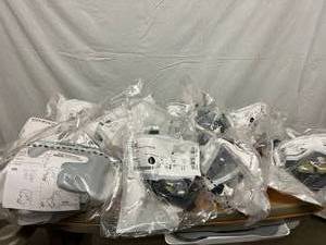 MSRP $100 Each Lot Of 8 New In Package&nbspRespironics 1121060 L AF541 EE Leak 1, 4PT HDG, US&nbspNoninvasive ventilation (NIV) masks - See Youtube For The Benefits Of This Mask