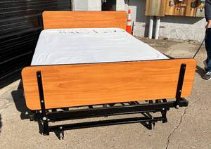 FULL SIZE ADJUSTABLE BED WITH UP DOWN RAISES KNEE &amp HEAD WITH REMOTE ON WHEELS - GOOD WORKING CONDITION