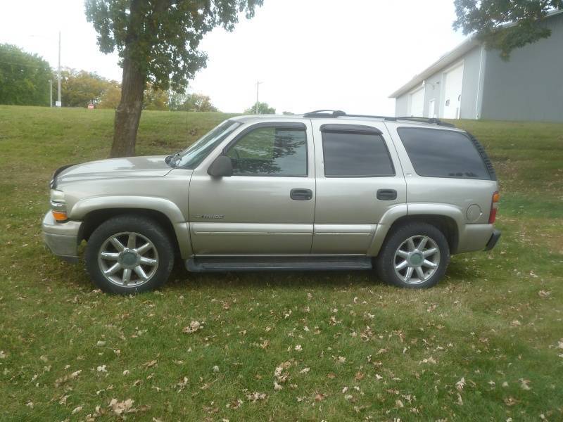 lot 6 image: 2001 Chevy Tahoe 4WDAWD
