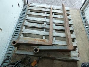 lot 7 image: Telehandler Forks