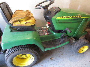 lot 11 image: John Deere Lawn Tractor