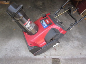 lot 9 image: Toro Snow Thrower