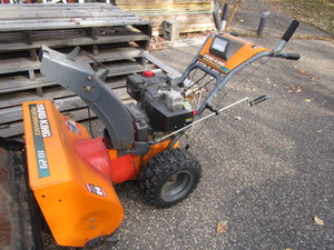 lot 4 image: Yard King Snowblower