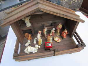 lot 18 image: Creche & Nativity Figures