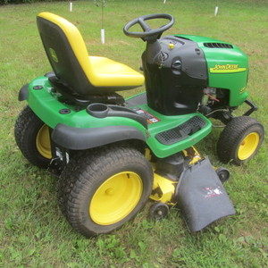 lot 5 image: John Deere 23hp Lawn Tractor