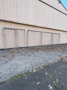 lot 32 image: Chainlink Dog Kennel