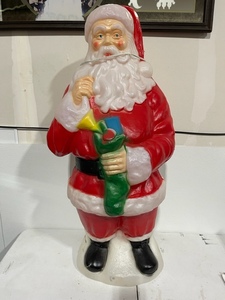 lot 9 image: Vintage Blow Mold Outdoor Santa Claus Decoration