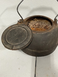 lot 10 image: Antique Cast Iron Tea Kettle with Swivel Lid