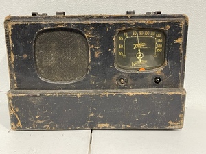 lot 12 image: Vintage Zenith Radio