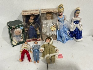 lot 98 image: Lot of Dolls