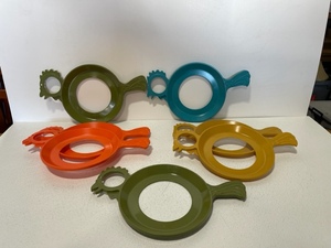 lot 22 image: Vintage Plastic Turkey Paper Plate Holders