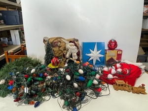 lot 26 image: Variety of Christmas Decor Items