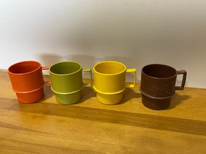 lot 41 image: Vintage Tupperware Harvest Coffee Mugs