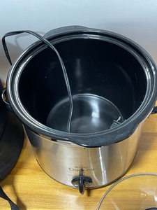 lot 50 image: Crockpot and Electric Lunchbox