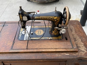 lot 52 image: Vintage Singer Sewing Machine