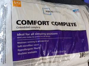 lot 5 image: 1 Comfort Complete Size SQ Pillows...